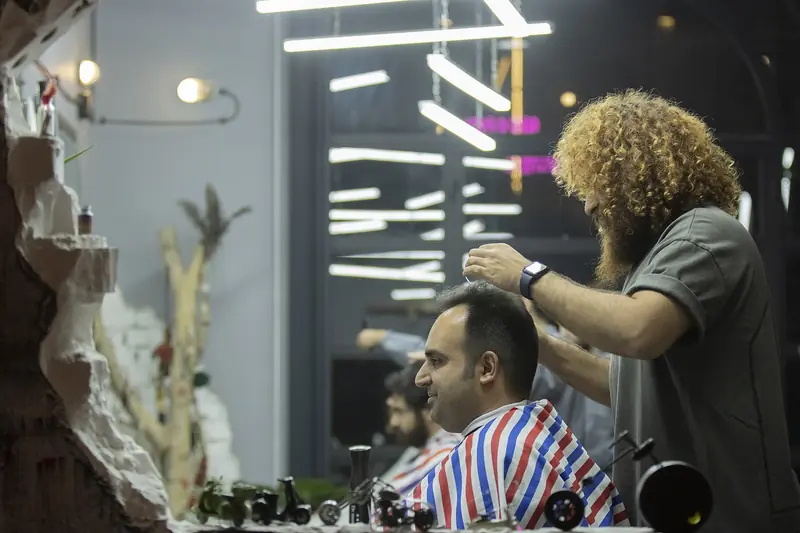 Kapster memotong rambut di barbershop
